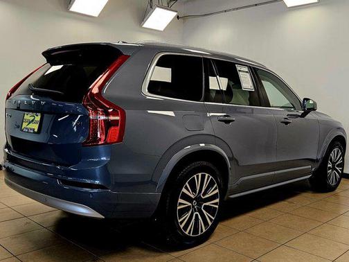 2022 Volvo XC90 T6 Momentum