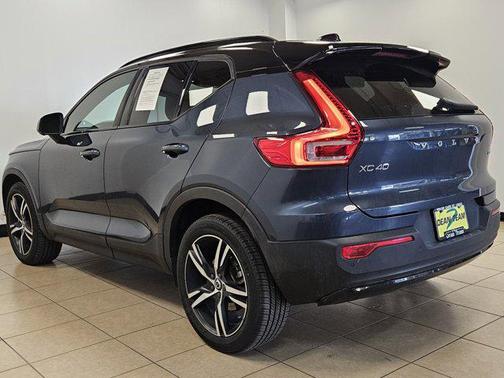 2022 Volvo XC40 T5 R-Design