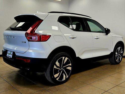 2025 Volvo XC40 B5 Ultra Dark Theme
