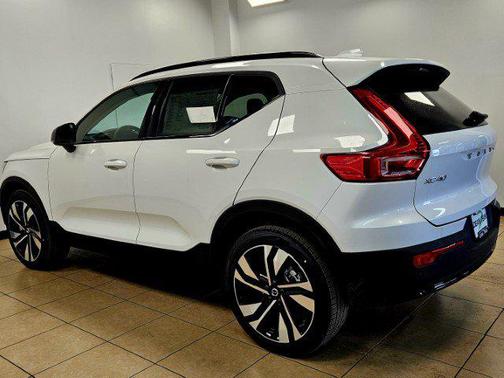 2025 Volvo XC40 B5 Ultra Dark Theme