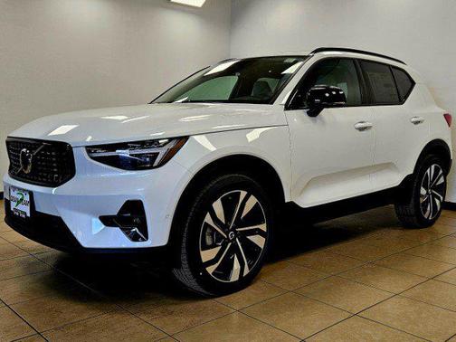 2025 Volvo XC40 B5 Ultra Dark Theme
