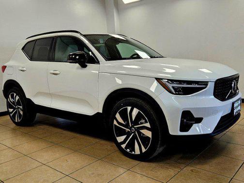 2025 Volvo XC40 B5 Ultra Dark Theme