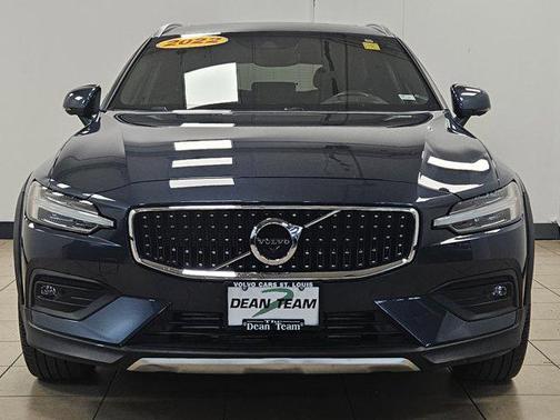 2022 Volvo V60 Cross Country T5