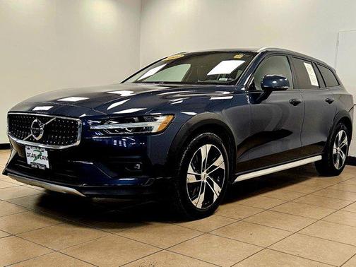 2022 Volvo V60 Cross Country T5