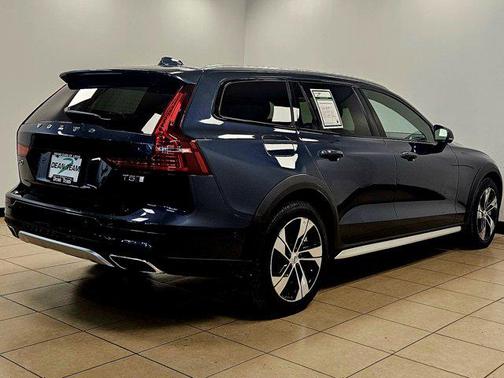 2022 Volvo V60 Cross Country T5