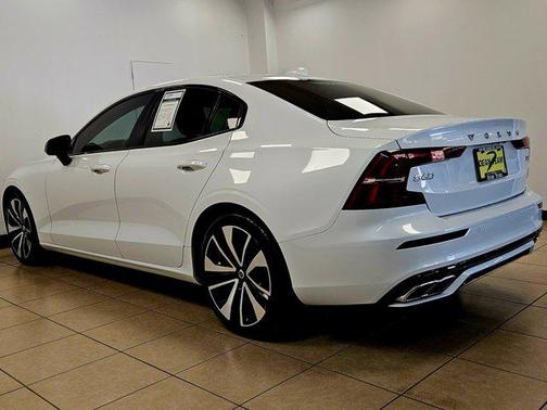 2022 Volvo S60 T5 Momentum