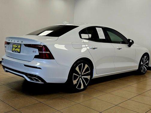 2022 Volvo S60 T5 Momentum