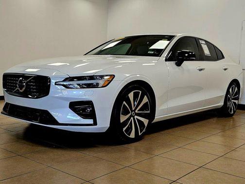 2022 Volvo S60 T5 Momentum