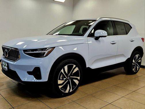 2025 Volvo XC40 B5 Plus Bright Theme