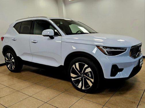 2025 Volvo XC40 B5 Plus Bright Theme