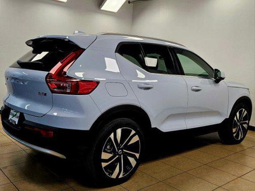 2025 Volvo XC40 B5 Plus Bright Theme