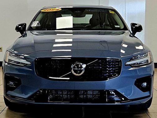2024 Volvo S60 B5 Ultimate Dark Theme