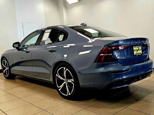 2024 Volvo S60 B5 Ultimate Dark Theme