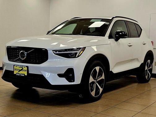 Crystal White 2026 Volvo XC40 Plus, B5 AWD Gas (mild hybrid), Dark
