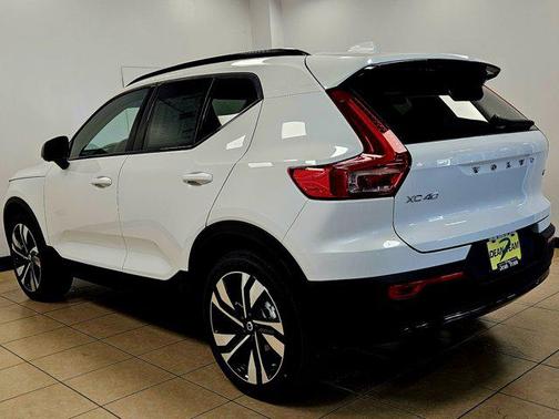 2026 Volvo XC40 B4 Plus