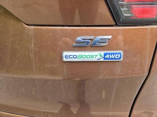 White Platinum Metallic Tri-Coat 2017 Ford Escape SE