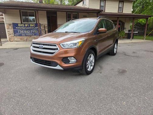 White Platinum Metallic Tri-Coat 2017 Ford Escape SE