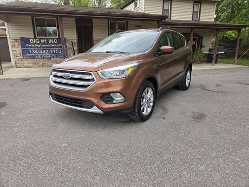 White Platinum Metallic Tri-Coat 2017 Ford Escape SE