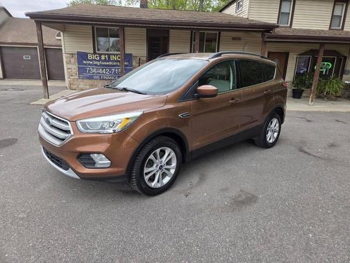 White Platinum Metallic Tri-Coat 2017 Ford Escape SE