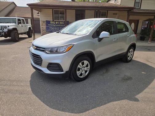 Silver Ice Metallic 2018 Chevrolet Trax LS