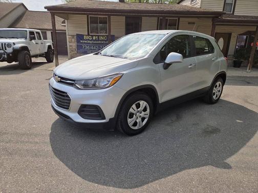 Silver Ice Metallic 2018 Chevrolet Trax LS