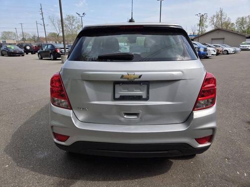 Silver Ice Metallic 2018 Chevrolet Trax LS