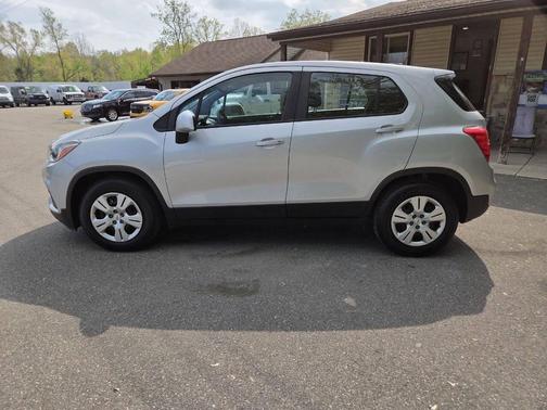 Silver Ice Metallic 2018 Chevrolet Trax LS