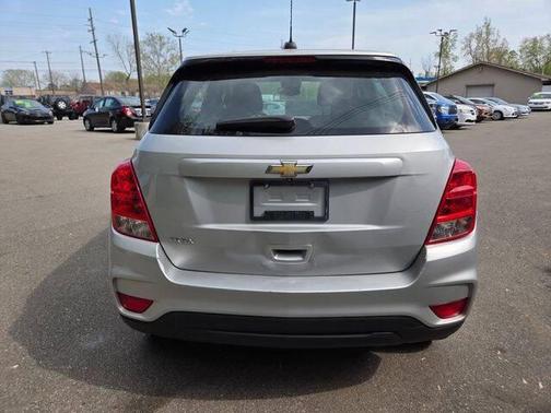 Silver Ice Metallic 2018 Chevrolet Trax LS