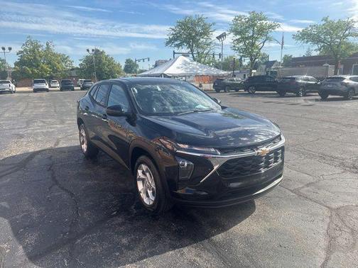 Mosaic Black Metallic 2026 Chevrolet Trax LS