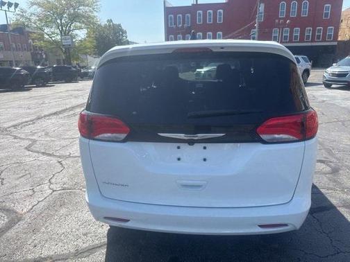 2022 Chrysler Voyager LX