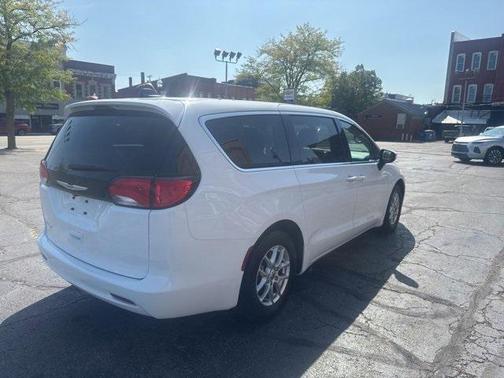 2022 Chrysler Voyager LX