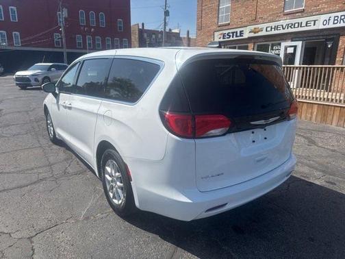 2022 Chrysler Voyager LX