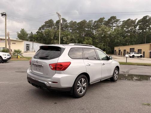 Silver 2017 Nissan Pathfinder SL