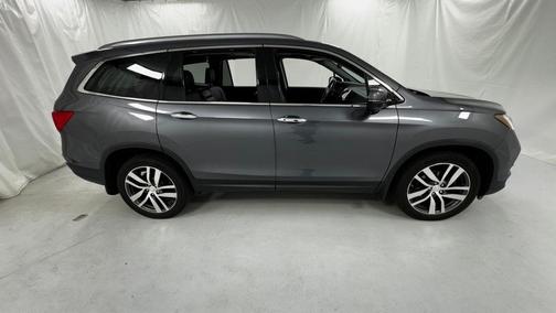 Gray 2017 Honda Pilot Touring