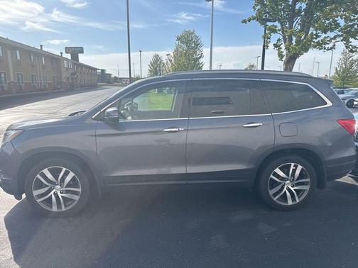 Gray 2017 Honda Pilot Touring