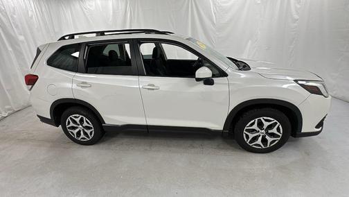 Crystal White Pearl 2022 Subaru Forester Premium