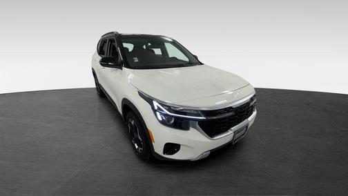 Clear White/Black Roof 2026 Kia Seltos S