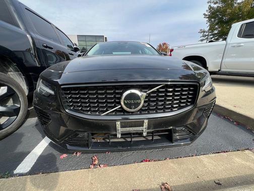 2023 Volvo S60 Recharge Plug-In Hybrid T8 Plus Dark Theme