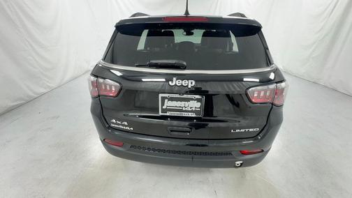 Diamond Black Crystal Pearlcoat 2022 Jeep Compass Limited