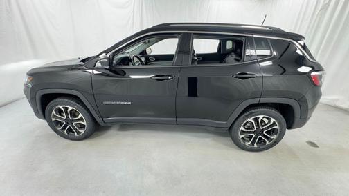 Diamond Black Crystal Pearlcoat 2022 Jeep Compass Limited