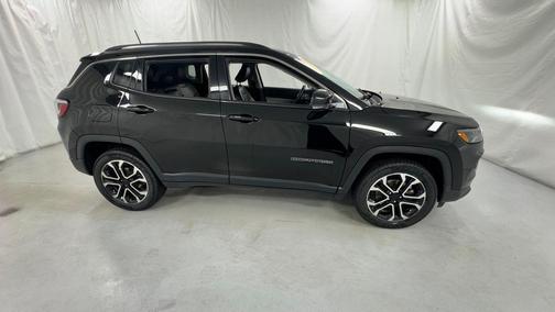 Diamond Black Crystal Pearlcoat 2022 Jeep Compass Limited