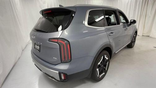 Everlasting Silver 2023 Kia Telluride EX
