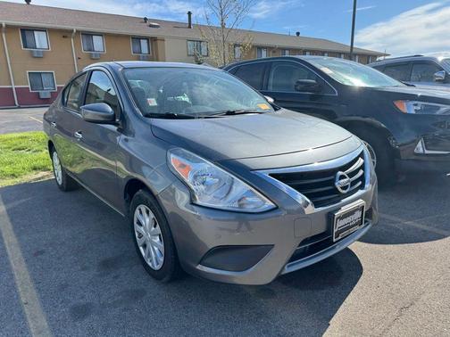 Gun Metallic 2016 Nissan Versa 1.6 SV