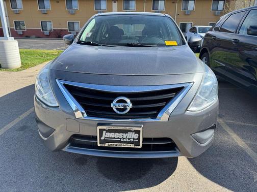Gun Metallic 2016 Nissan Versa 1.6 SV