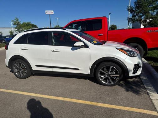 Snow White Pearl 2022 Kia Niro Touring SE