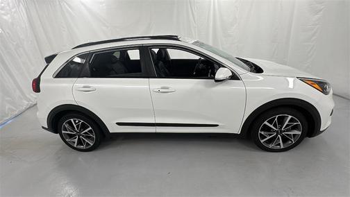 Snow White Pearl 2022 Kia Niro Touring SE