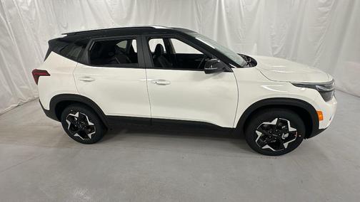 Clear White/Black Roof 2026 Kia Seltos S