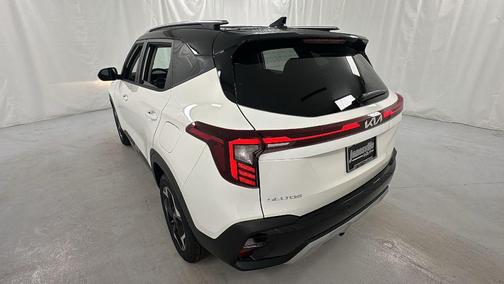 Clear White/Black Roof 2026 Kia Seltos S