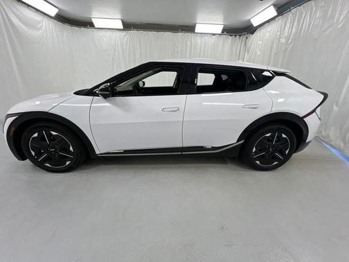 Glacier White Pearl 2025 Kia EV6 Wind