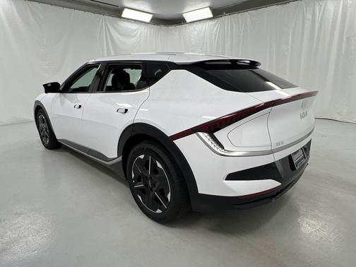 Glacier White Pearl 2025 Kia EV6 Wind